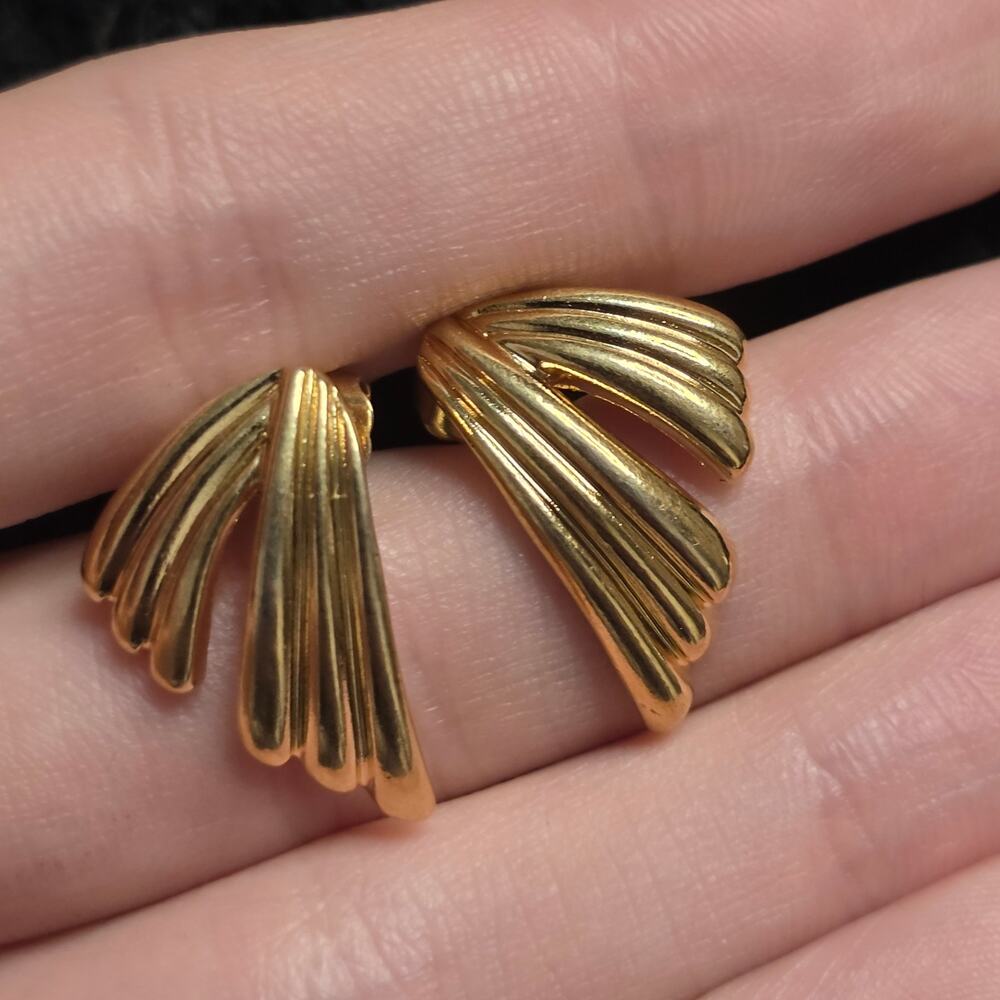 Vintage Gold Tone Fan Ribbed Stud Earrings Minimalist Retro 80s